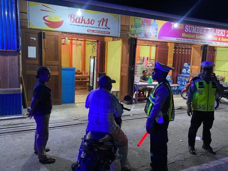 Patroli Blue Light Malam Minggu, Satlantas Polres Waropen Perkuat Keamanan dan Ketertiban Lalu Lintas