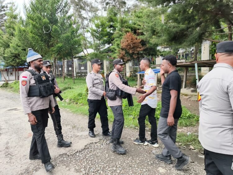 Polres Tolikara Gelar Patroli Minggu Pagi, Jaga Keamanan dan Kenyamanan Warga Beribadah