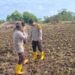 Polsek Jagebob Salurkan Bantuan Pupuk dan Dampingi Pemupukan Jagung di Kampung Mimi Baru 