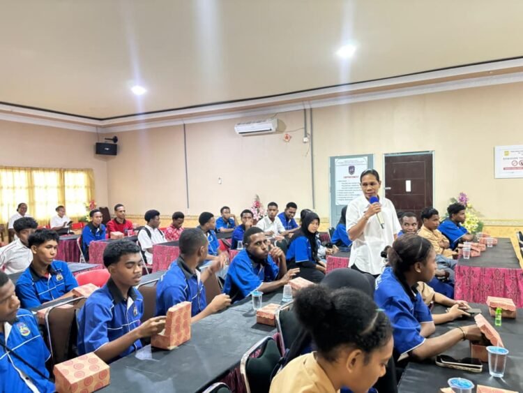 Sat Resnarkoba Polresta Jayapura Kota Edukasi Pelajar SMK Negeri 3 tentang Bahaya Narkoba dan Miras 