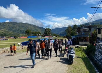 Polres Tolikara Gelar Patroli Humanis Saat Hardiknas, Wujudkan Karubaga Aman Dan Kondusif 