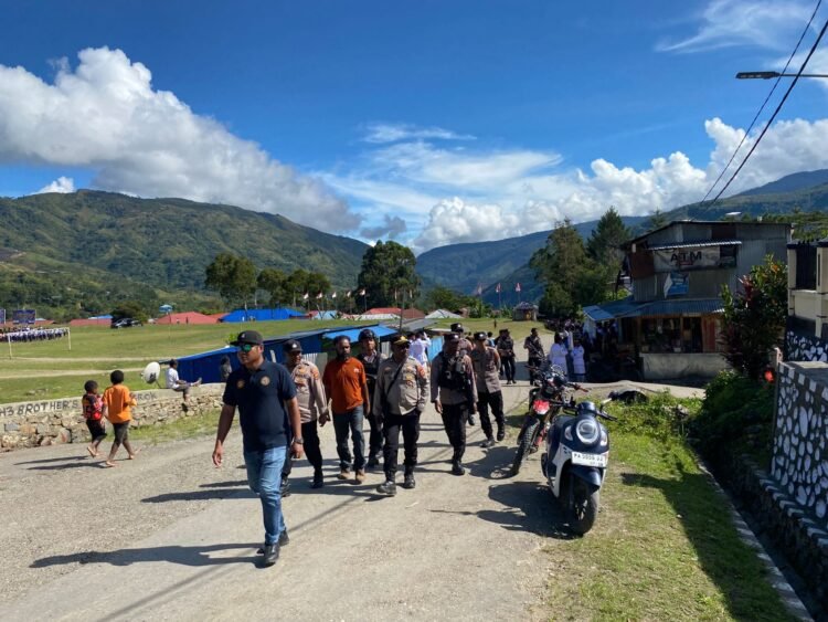 Polres Tolikara Gelar Patroli Humanis Saat Hardiknas, Wujudkan Karubaga Aman Dan Kondusif 