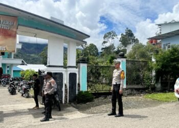 Hadir di Tengah Jemaat, Polisi Amankan Ibadah Minggu di Karubaga