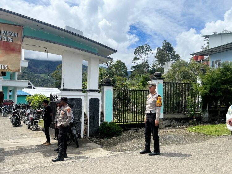 Hadir di Tengah Jemaat, Polisi Amankan Ibadah Minggu di Karubaga