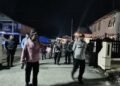 Menyapa Warga di Malam Hari, Polres Tolikara Hadir Lewat Patroli Jalan Kaki