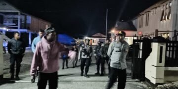 Menyapa Warga di Malam Hari, Polres Tolikara Hadir Lewat Patroli Jalan Kaki