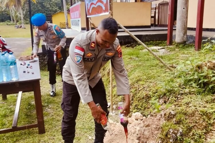 Polsek Numfor Barat Musnahkan Puluhan Botol Miras Hasil Sitaan Operasi Lilin 2025