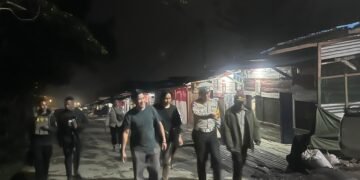 Patroli Jalan Kaki di Malam Hari, Polres Tolikara Hadirkan Rasa Aman bagi Warga Karubaga
