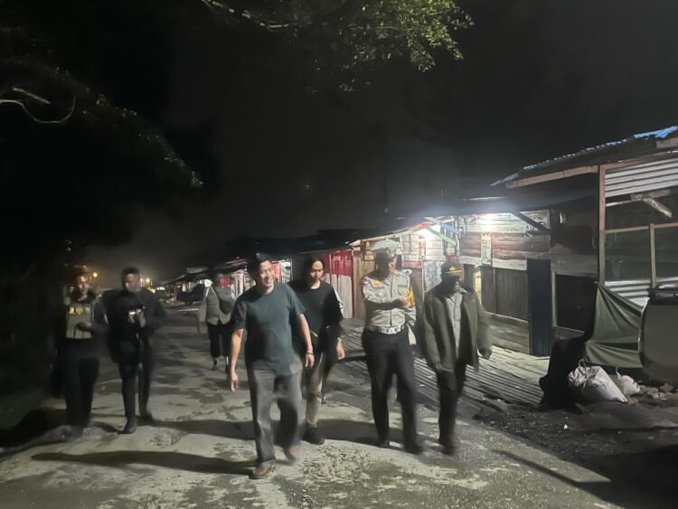 Patroli Jalan Kaki di Malam Hari, Polres Tolikara Hadirkan Rasa Aman bagi Warga Karubaga