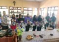 Bhabinkamtibmas dan Babinsa Kawal Penyaluran Bantuan Pangan Bulog bagi Warga Kampung Waninggap Say 