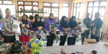 Bhabinkamtibmas dan Babinsa Kawal Penyaluran Bantuan Pangan Bulog bagi Warga Kampung Waninggap Say 