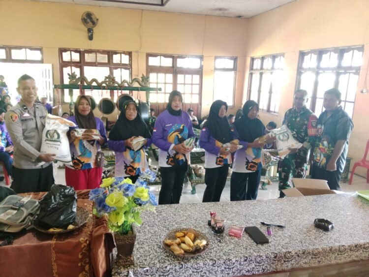 Bhabinkamtibmas dan Babinsa Kawal Penyaluran Bantuan Pangan Bulog bagi Warga Kampung Waninggap Say 