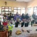 Bhabinkamtibmas dan Babinsa Kawal Penyaluran Bantuan Pangan Bulog bagi Warga Kampung Waninggap Say 