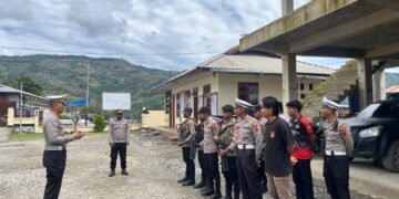 Mengawal Aktivitas Warga, Polres Tolikara Gelar Patroli Humanis di Karubaga 
