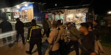 Patroli Malam Humanis, Regu Siaga II Polres Tolikara Perkuat Kamtibmas di Kota Karubaga 