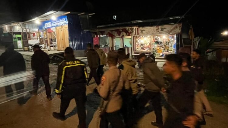 Patroli Malam Humanis, Regu Siaga II Polres Tolikara Perkuat Kamtibmas di Kota Karubaga 