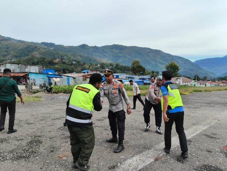 Senyum, Sapa, Salam: Regu Siaga I Polres Tolikara Hadir Jaga Kamtibmas di Kota Karubaga
