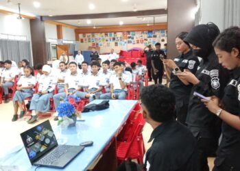Bid Tik Polda Papua Sosialisasikan Super App Polri Dan Layanan 110 Presisi Di Sekolah-Sekolah Kota Jayapura 