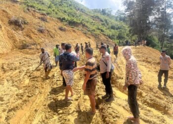 Kapolsek Kelila Bersama Personel dan Warga Gotong Royong Perbaiki Jalan Terdampak Longsor di Kampung Onggobalo