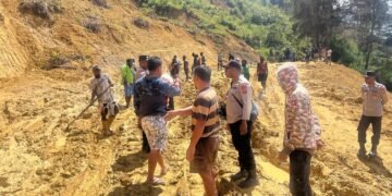 Kapolsek Kelila Bersama Personel dan Warga Gotong Royong Perbaiki Jalan Terdampak Longsor di Kampung Onggobalo