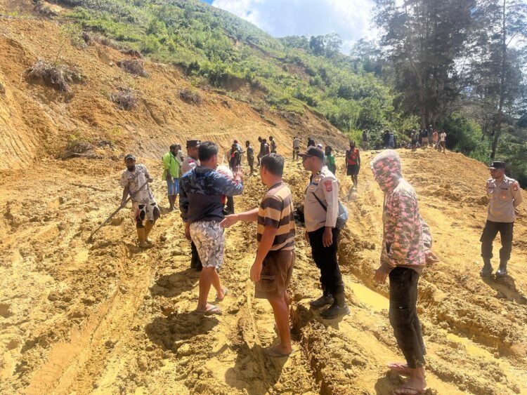 Kapolsek Kelila Bersama Personel dan Warga Gotong Royong Perbaiki Jalan Terdampak Longsor di Kampung Onggobalo