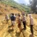 Kapolsek Kelila Bersama Personel dan Warga Gotong Royong Perbaiki Jalan Terdampak Longsor di Kampung Onggobalo