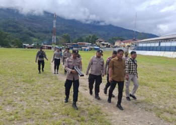 Patroli Humanis Regu Siaga II Polres Tolikara Jaga Kondusivitas Kota Karubaga 