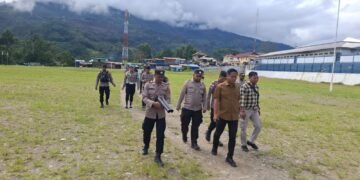 Patroli Humanis Regu Siaga II Polres Tolikara Jaga Kondusivitas Kota Karubaga 