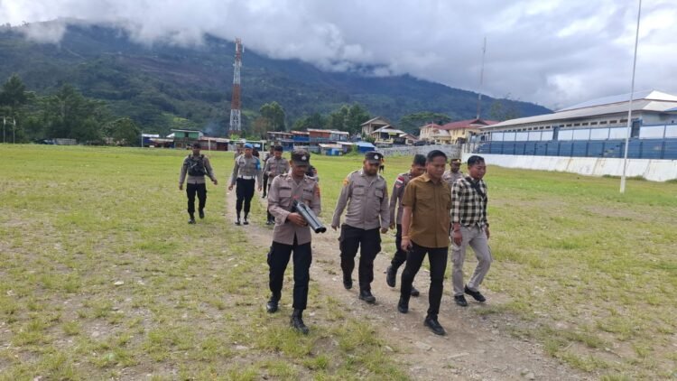 Patroli Humanis Regu Siaga II Polres Tolikara Jaga Kondusivitas Kota Karubaga