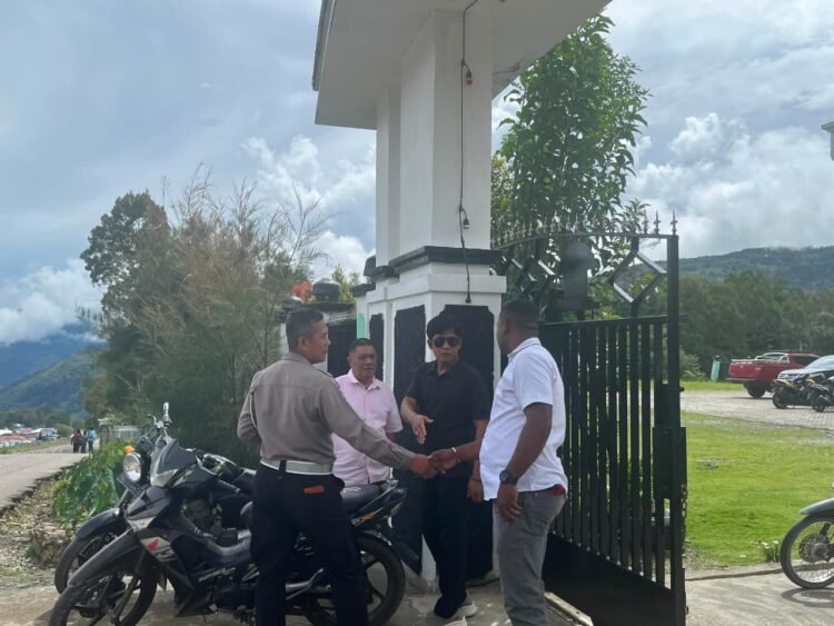 Patroli Harkamtibmas Polres Tolikara Beri Rasa Aman bagi Jemaat Gereja Ebenhaezer Karubaga