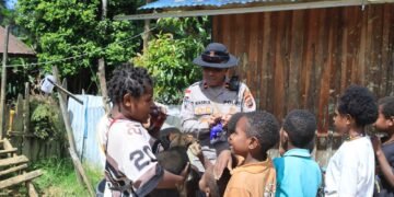 Kasat Binmas Polres Puncak Berbagi Kasih dengan Anak-Anak di Kampung Misimaga