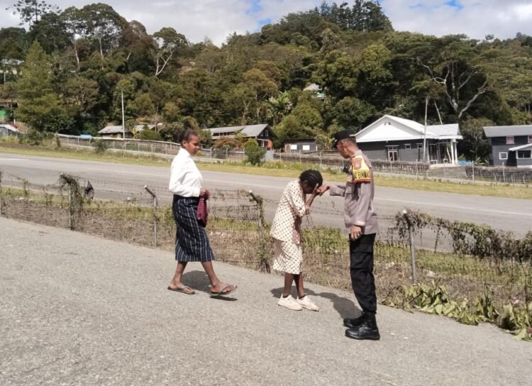 Melalui Patroli Humanis, Polres Tolikara Respon Cepat Laporan Warga dan Amankan Ibadah Minggu