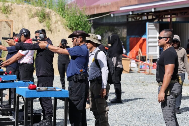 Kapolda Papua Tinjau Latihan Menembak Presisi 20 Meter, Tingkatkan Profesionalisme dan Kemampuan Personel 
