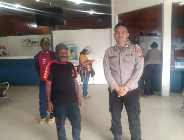 Hadirkan Rasa Aman bagi Nasabah, Personel Polres Tolikara Intensifkan Pengamanan Bank Papua