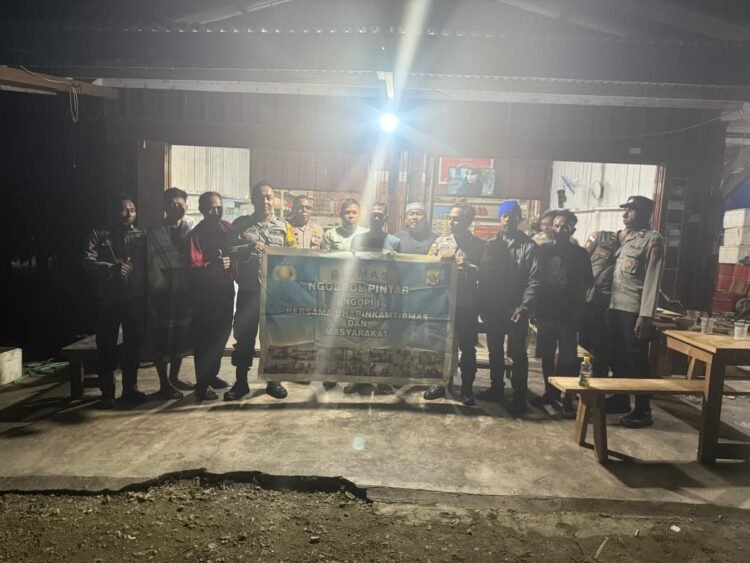 Jalin Keakraban dengan Warga, Polsek Arso Timur Gelar NGOPI dan Nobar Bersama Masyarakat Kampung Pitewi 