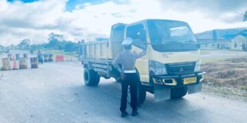 ‎Satlantas Polres Mamberamo Tengah Gelar Strong Point Pagi, Berikan Teguran Humanis kepada Pengendara