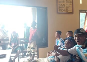 Bangun Kedekatan dengan Warga, Polsek Biak Barat Gelar Nobar Piala Dunia