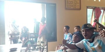 Bangun Kedekatan dengan Warga, Polsek Biak Barat Gelar Nobar Piala Dunia