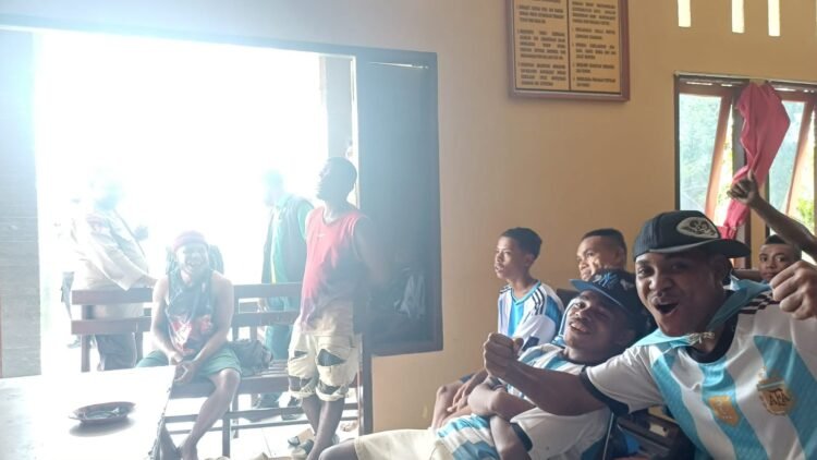 Bangun Kedekatan dengan Warga, Polsek Biak Barat Gelar Nobar Piala Dunia