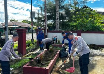 Wujud Toleransi dan Kepedulian, Polres Sarmi Bersihkan Gereja Santo Antonius Jelang HUT Bhayangkara ke-80