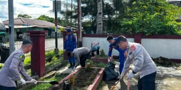 Wujud Toleransi dan Kepedulian, Polres Sarmi Bersihkan Gereja Santo Antonius Jelang HUT Bhayangkara ke-80