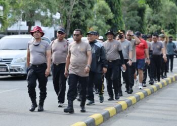 ‎Kapolda Papua Pimpin Jalan Santai, Tekankan Pentingnya Kebugaran untuk Mendukung Tugas Kepolisian