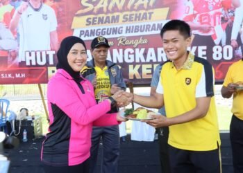 ‎Menyambut Hari Bhayangkara ke-80, Polres Keerom Gelar Jalan Santai dan Panggung Hiburan Bersama Masyarakat