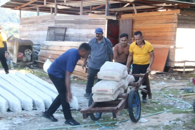 Sambut Hari Bhayangkara ke-80, Polda Papua Salurkan Bantuan Bahan Bangunan untuk Gereja GKI Ebenhezer Kayo Pulau