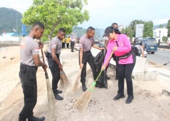 Jelang Hari Bhayangkara ke-80, Polda Papua Bersihkan Pantai Kupang Lewat Gerakan Indonesia Asri