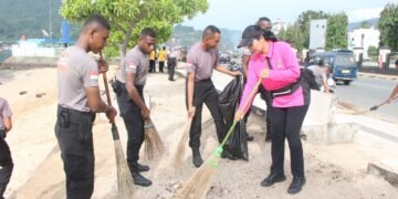 Jelang Hari Bhayangkara ke-80, Polda Papua Bersihkan Pantai Kupang Lewat Gerakan Indonesia Asri