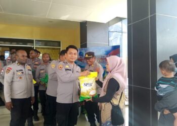 Momentum Hari Bhayangkara ke-80, Biro SDM Polda Papua Bagikan Beras SPHP 