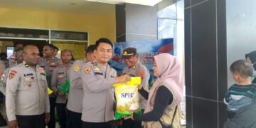 Momentum Hari Bhayangkara ke-80, Biro SDM Polda Papua Bagikan Beras SPHP 