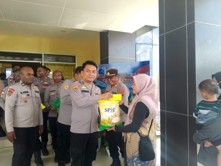 Momentum Hari Bhayangkara ke-80, Biro SDM Polda Papua Bagikan Beras SPHP 