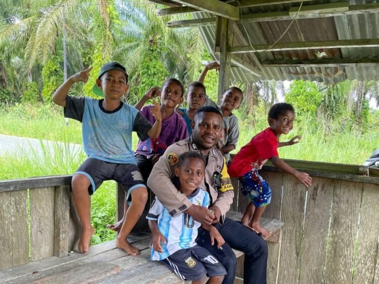 Dari Ujung Perbatasan Papua, Brigpol Silas Hadir Membawa Kepedulian dan Harapan bagi Masyarakat
